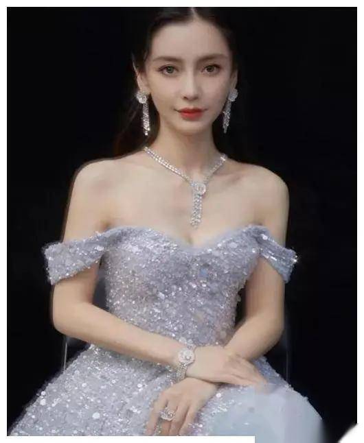 原创得住!杨颖惊艳写真曝光,性感水蜜桃造型搭配无尽魅力,女神范儿十足!