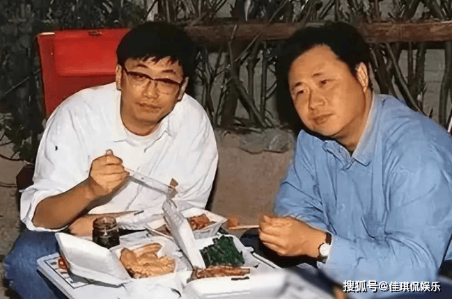 原创66岁王家卫携妻子环游世界！摘墨镜模样好帅气，妻子眼中透着傲娇