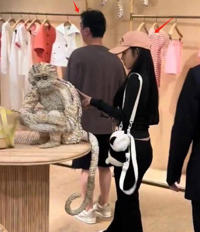 原创王思聪也吃回头草？陪前女友逛街坐游艇享乐，被嘲是地陪破防回怼