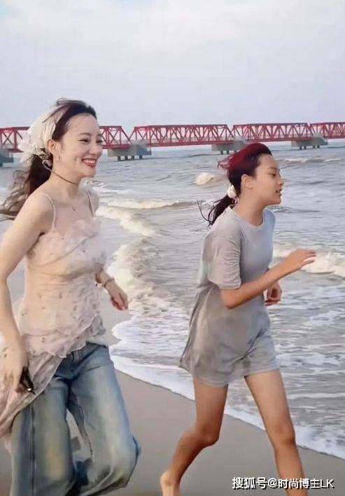 原创李小璐母女被偶遇，肤色一黑一白，网友：李小璐的好基因白瞎了！