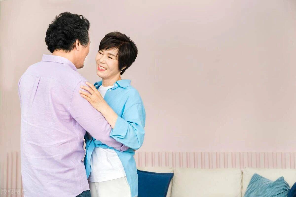抛妻弃子13年，年过六旬与现任生下二胎，养不起要前妻拿现金供养