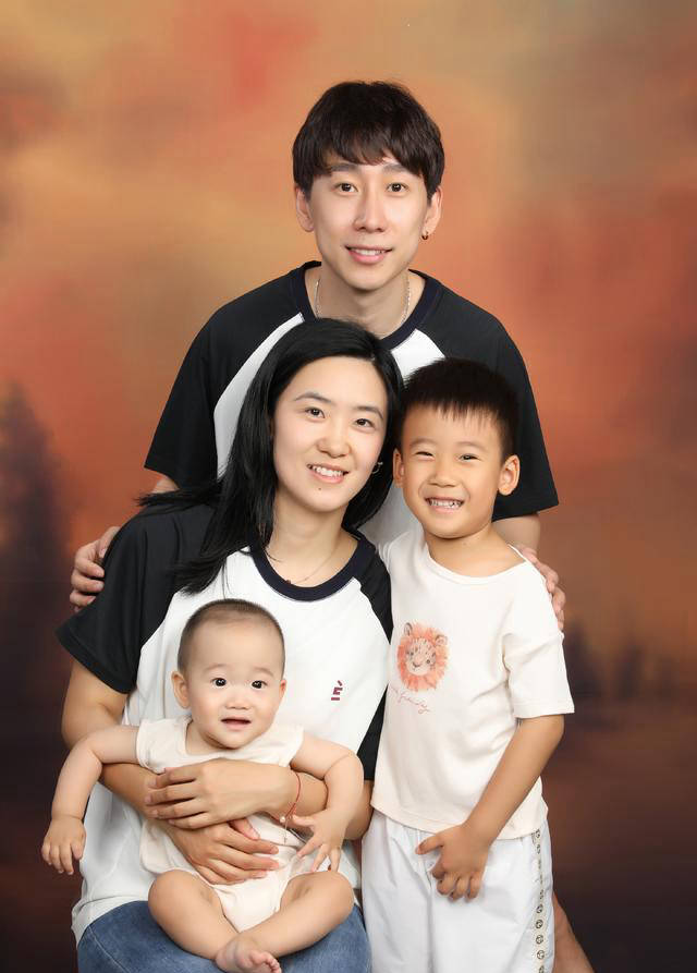 原创幸福美满！中国世界冠军夫妇晒一家四口全家福，两个儿子呆萌可爱