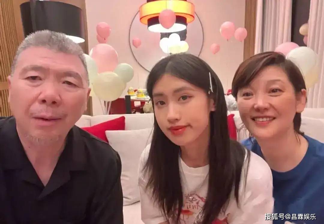 原创徐帆生日罕见秀恩爱，养女徐朵送妈妈鲜花，冯小刚头发几乎全白了