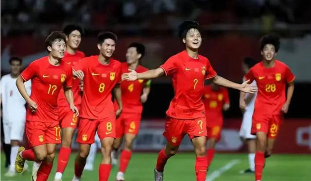 原创中国男足0-2不敌伊朗，痛失比赛，34分钟遭受两球，双方战平