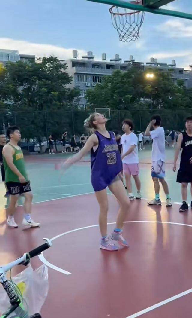 俄罗斯小姐姐回应打篮球走红 来自搜狐网