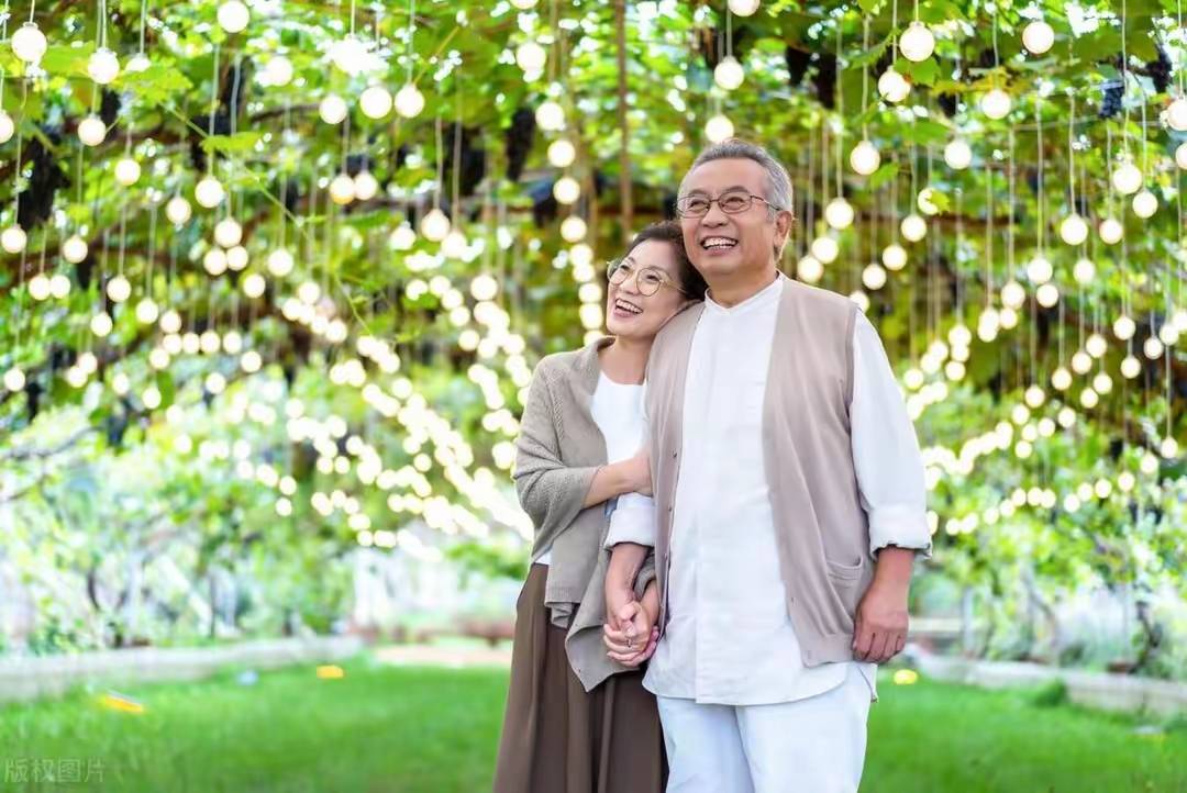 55岁以上单身女人，就算有退休金和房，也要找老伴，幸福指数攀升