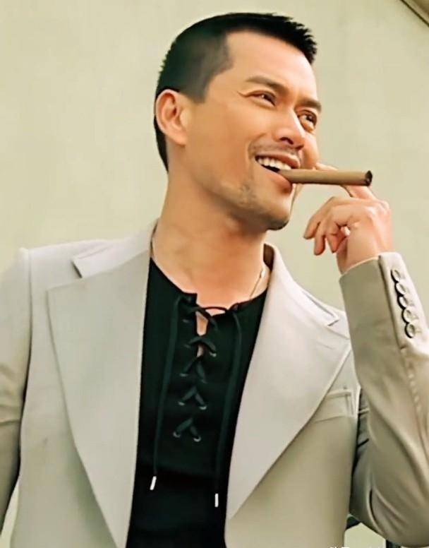 原来她就是吕良伟的三婚妻子，坐拥亿万家产，如今54岁仍似少女