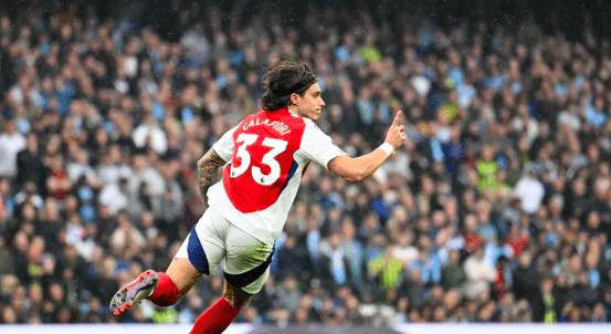 2-2英超焦点大战：引爆红牌争议进球曼城阿森纳28-98英格兰足球超级联赛分钟绝平