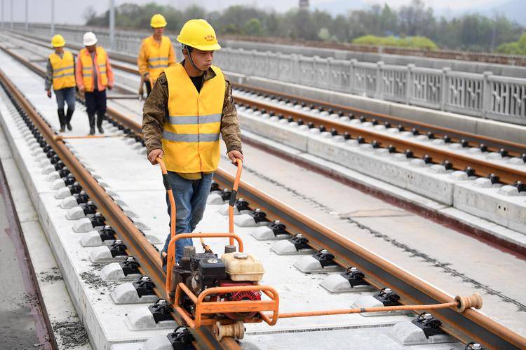 高铁钢轨一根长500米，重30吨，如何运输铺设？中国高铁的黑科技