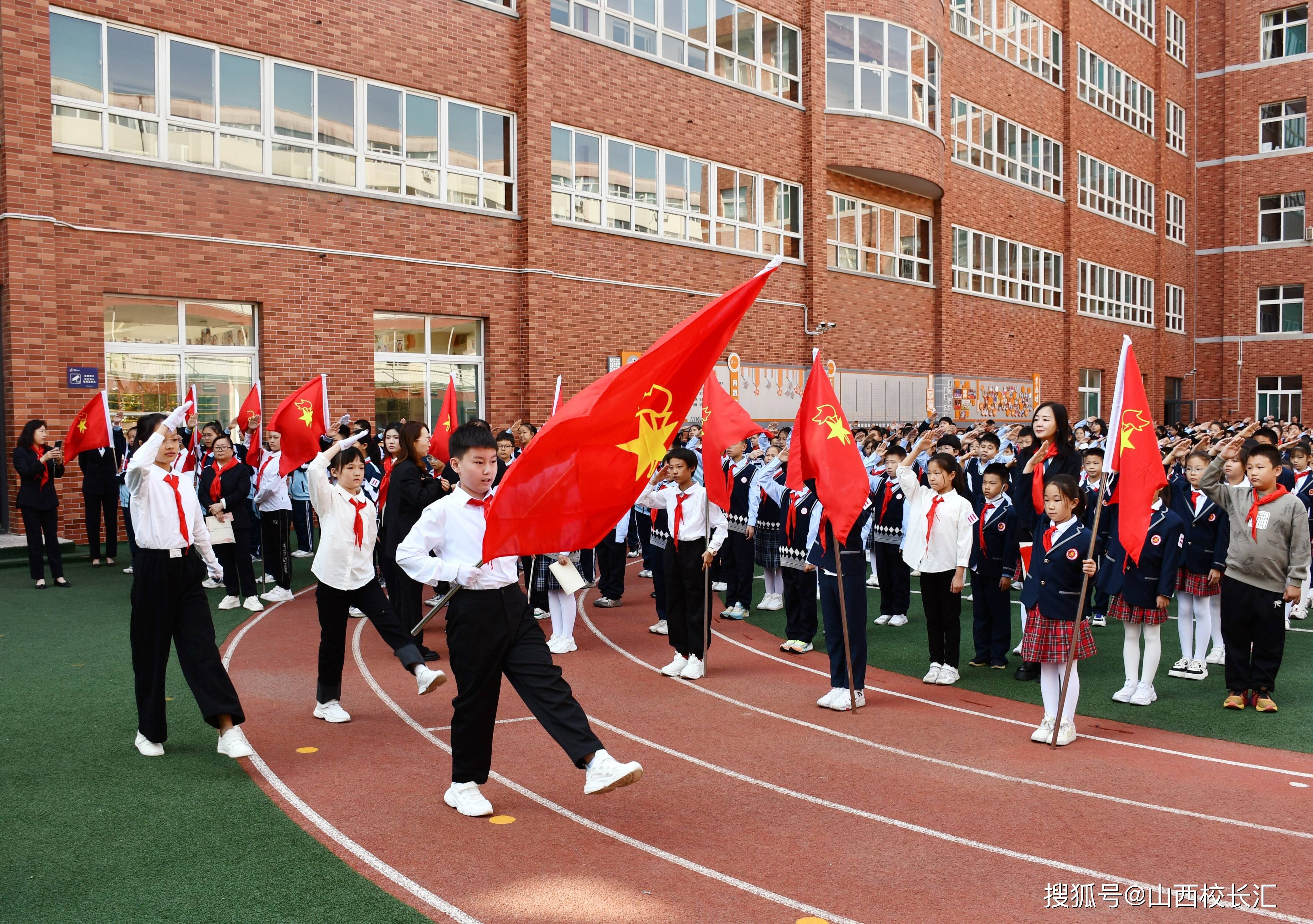 赢博体育app红领巾爱祖国 太原迎泽区建设路小学举办2024年新队委就职仪式活动(图8)