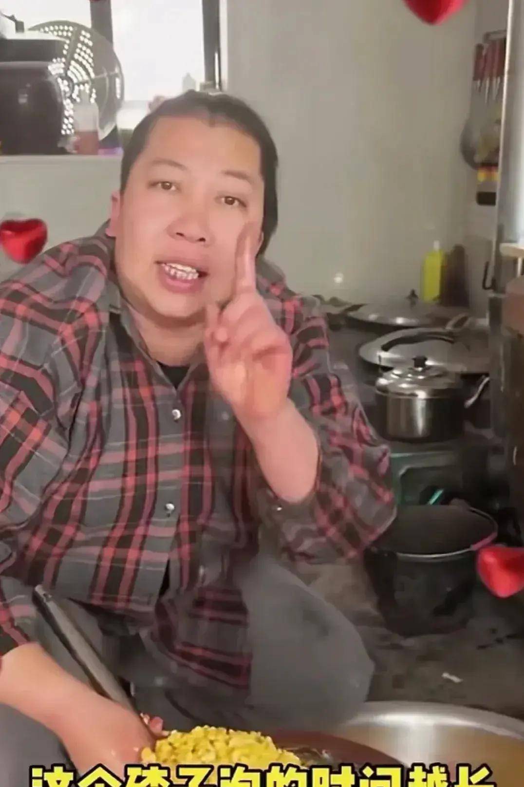 东北雨姐新视频！面部消瘦憔悴，小号拍摄新环境简陋，还是在农村