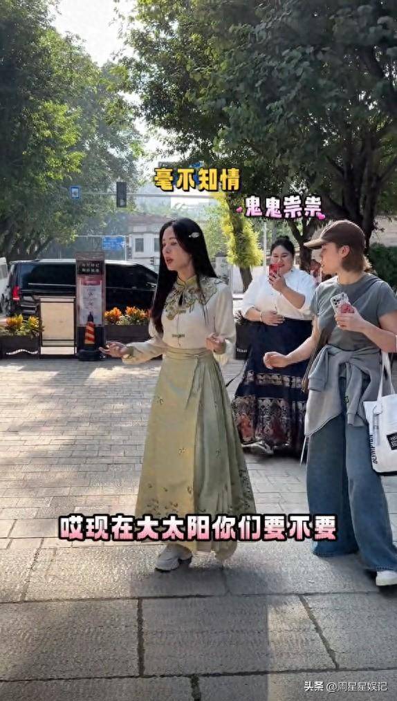 原创笑癫了！李雯雯扮演粉丝给李若彤惊喜，两人穿马面裙少女感十足