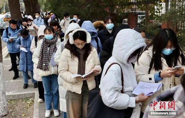 上海、江苏等地明确公务员招录年龄放宽 媒体评论:职场“35岁门槛”该拆了 上海、江苏等地明确公务员招录年龄放宽 媒体评论:职场“35岁门槛”该拆了