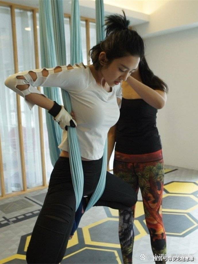 OB电竞网址“祺贵人”唐艺昕深藏不露穿瑜伽裤大秀曲线美皇上后悔吗？(图4)