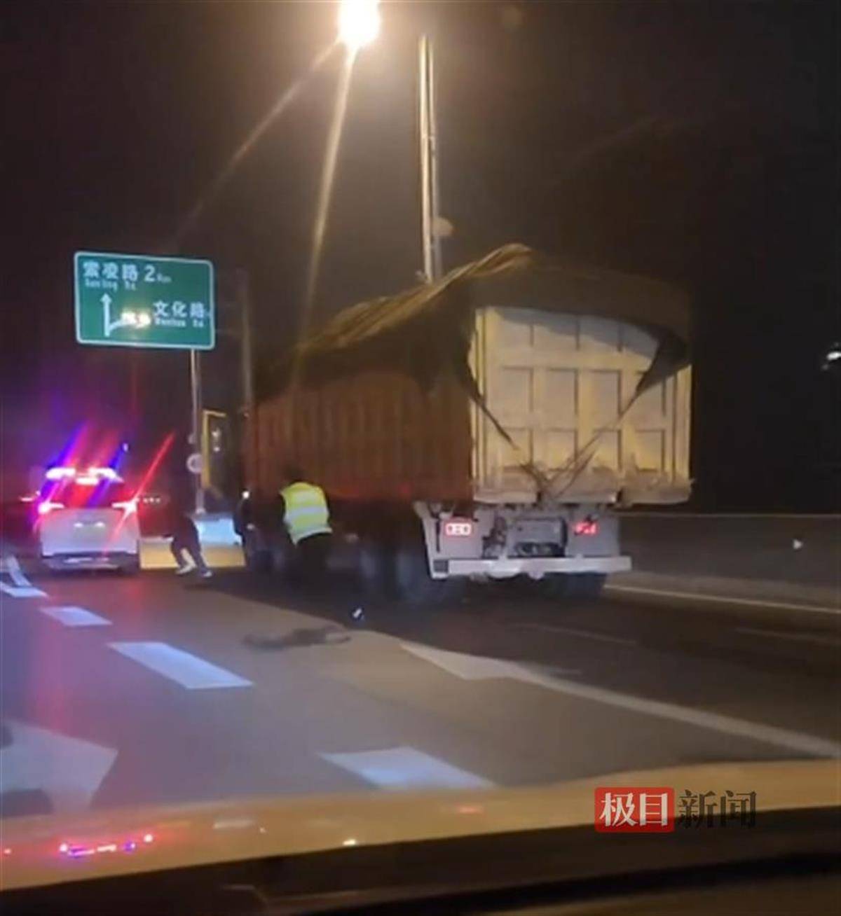 鄭州執(zhí)法人員欲對(duì)一貨車進(jìn)行檢查，司機(jī)跳下高架橋，官方回應(yīng)