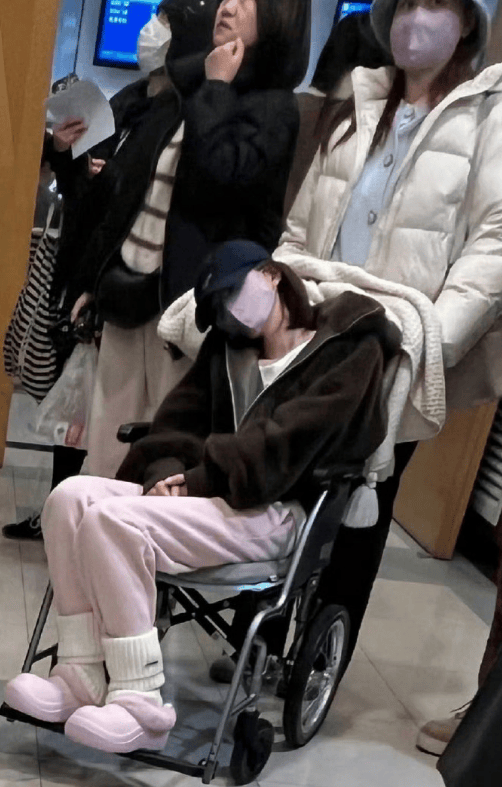 赵露思医院就诊照曝光！面容憔悴眼睛无神状态极差