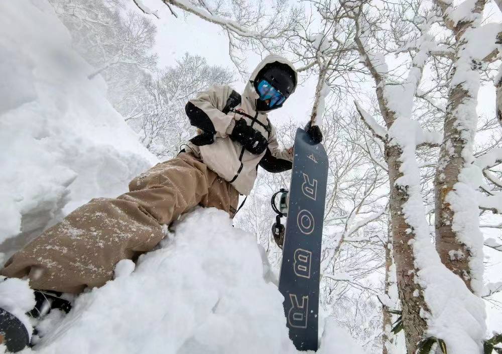 谢霆锋晒和大儿子滑雪照，遗憾没有父子合照，但亲子活动一定难忘