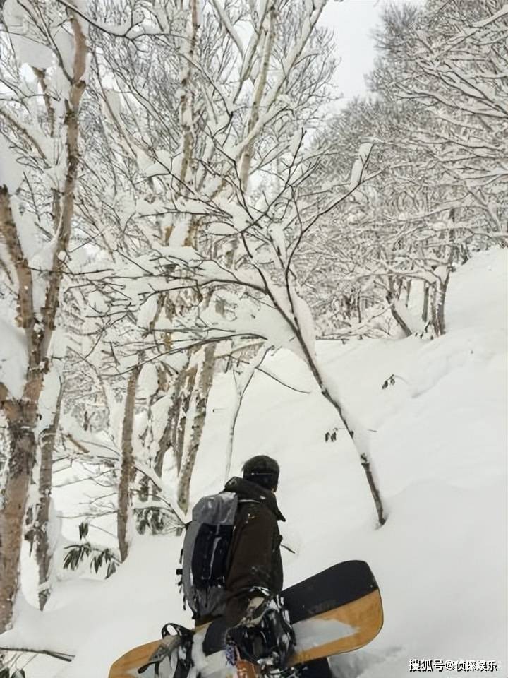 谢霆锋带大儿子滑雪，父子互拍对方帅照，17岁Lucas长成型男帅哥