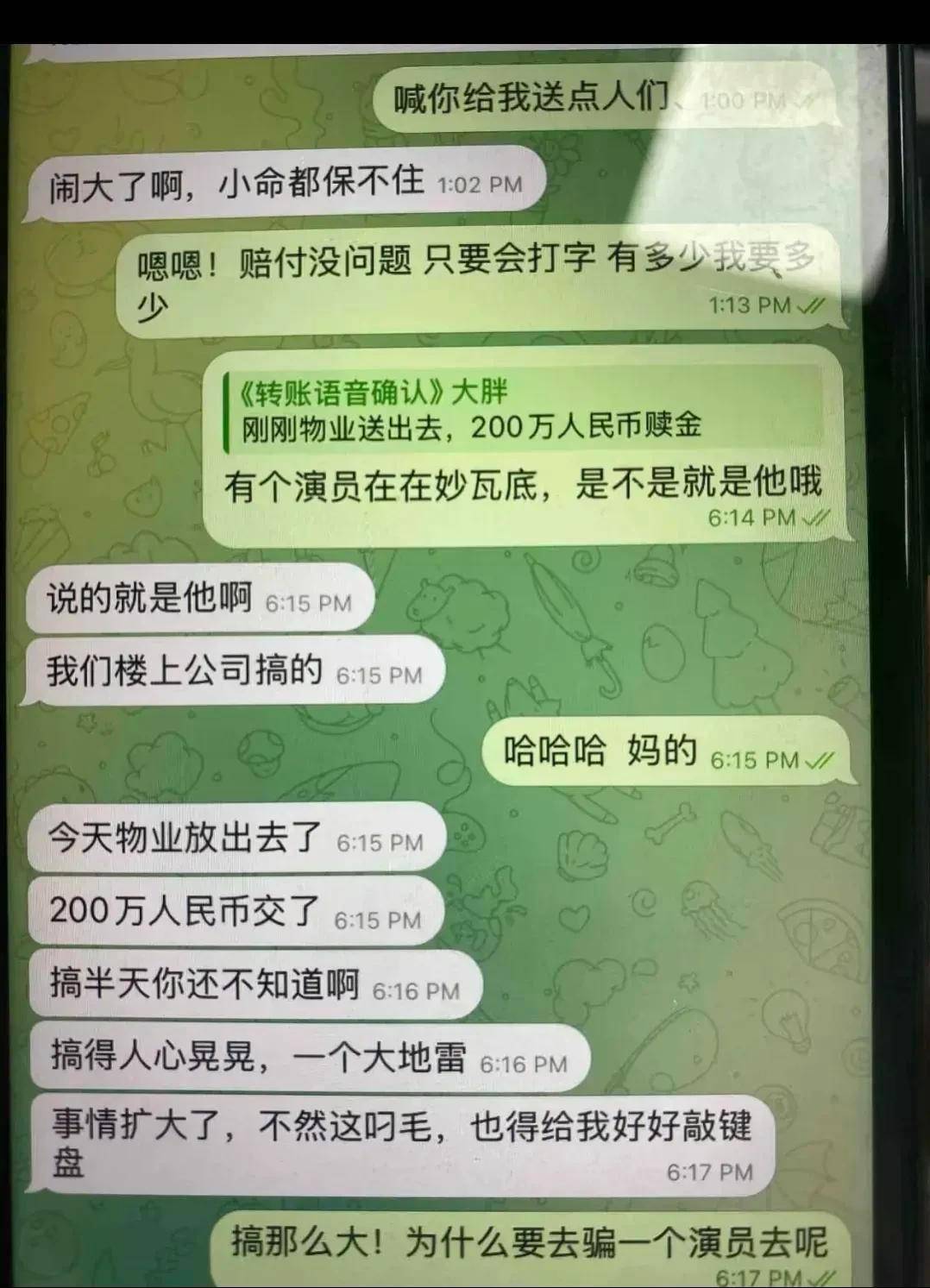 露馅了！在采访镜头前假笑的泰国警员，痛恨王星的凌厉眼神被偷拍