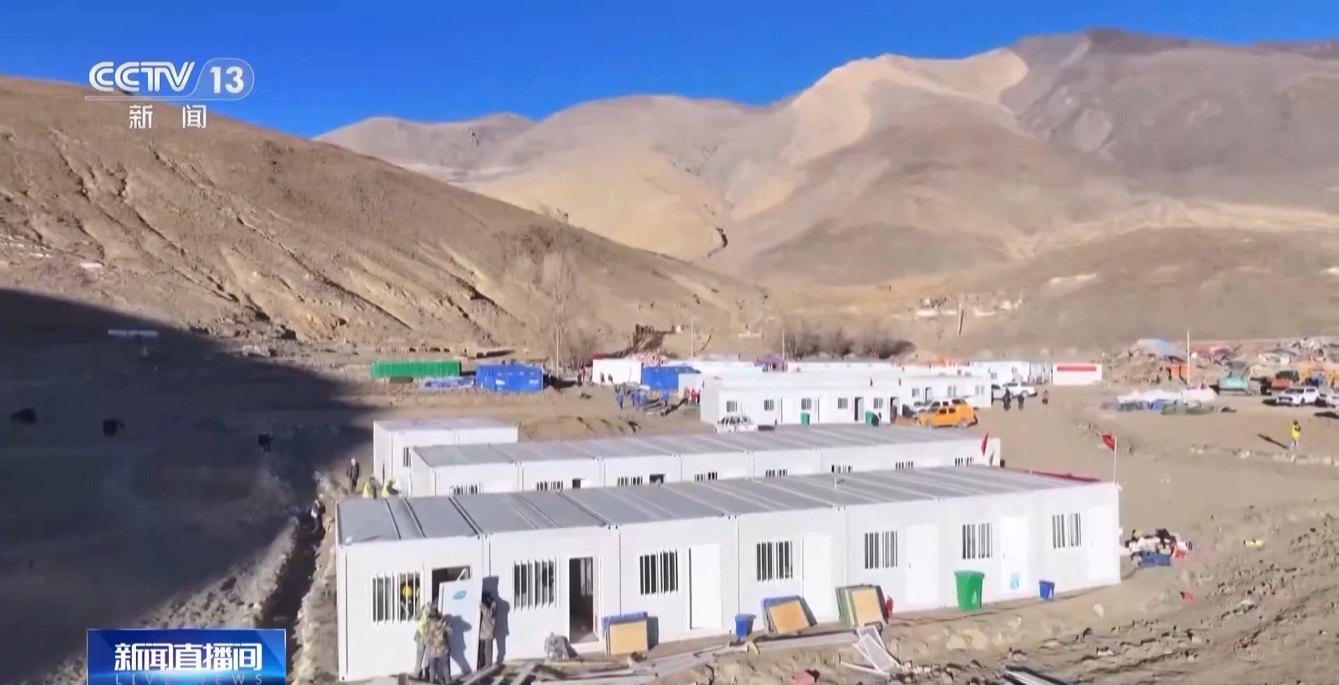 住进板房看上电视 古荣村安置点板房里很温暖 住进板房看上电视 古荣村安置点板房里很温暖