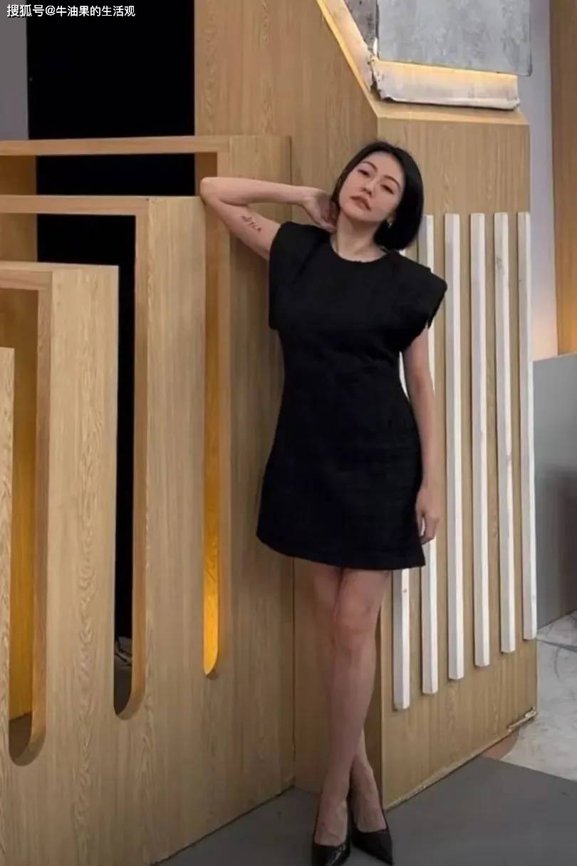 大S具俊晔现身友人归宁宴，穿汪小菲买的4万连衣裙合照，撞脸母亲黄春梅