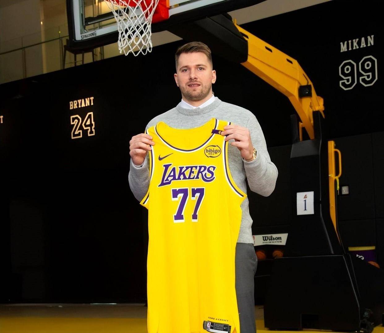 湖人举办新闻发布会欢迎新援东契奇，他展示了自己的77号球衣，并在社交