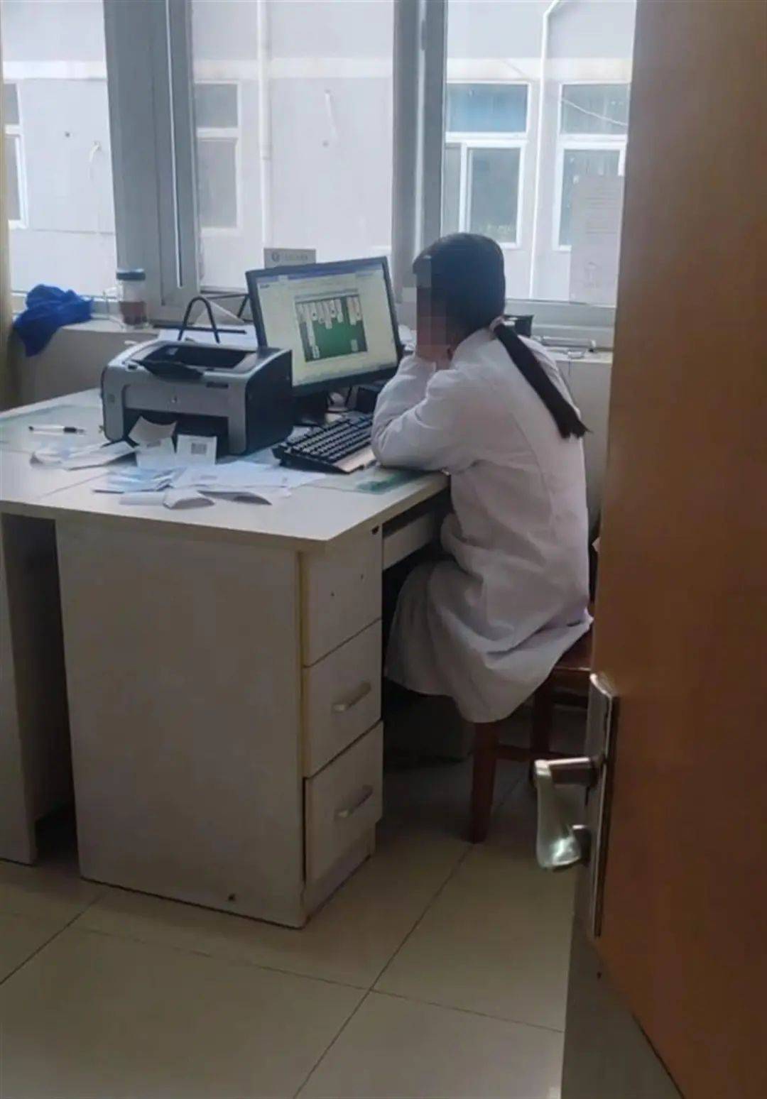 安徽一医院工作者玩电脑游戏 就诊群众称排队一个多小时 医院回应
