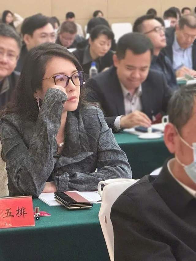 46岁章子怡素颜开会被曝光，五官清秀气质出众，神似校花在上课