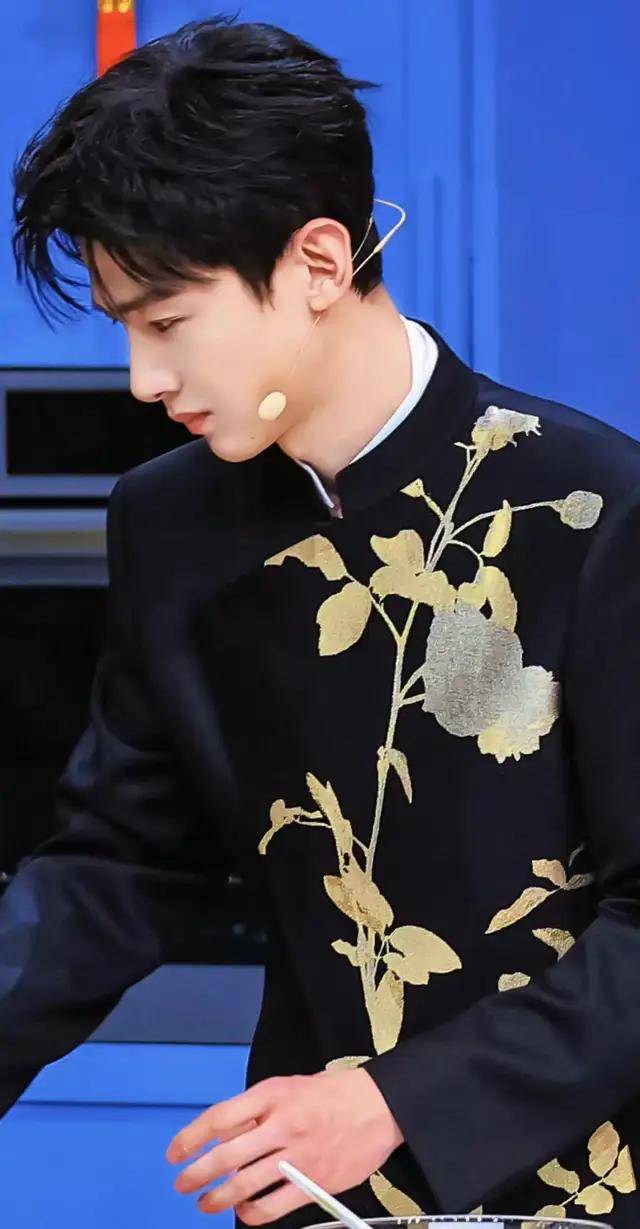 白敬亭春晚《上春山》舞台独秀：春分时节，央视宣传力捧？