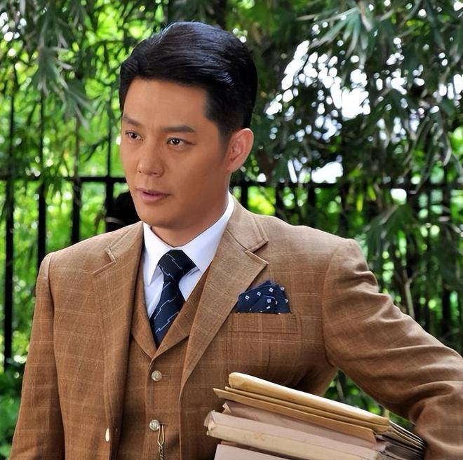 面对诱惑我们应该怎么做“现代陈世美”：当红时抛妻弃子娶小6岁美模今隐姓埋名无人识