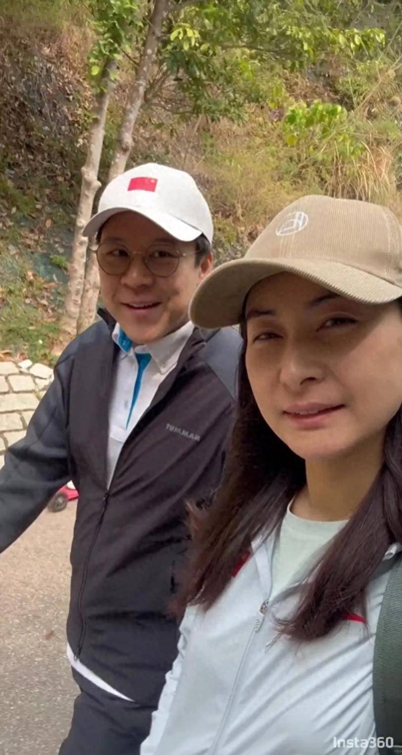 原创郭晶晶素颜带两个女儿爬山，霍启刚和她甜蜜同框，女儿们长高了！