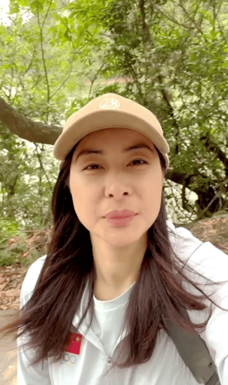 原创清明节！郭晶晶一家外出爬山，大女儿眼睛像妈，小女儿双马尾漂亮
