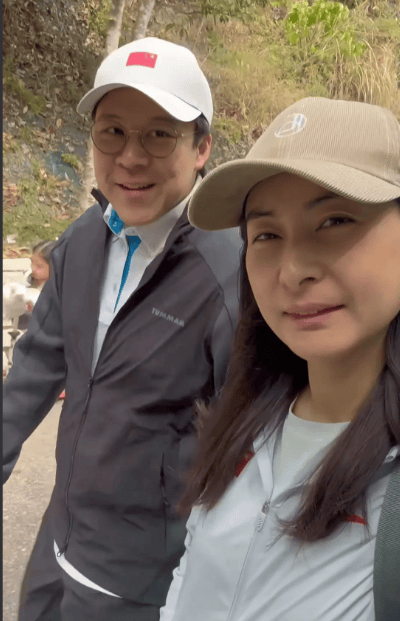 原创郭晶晶夫妻清明带孩子爬山，43岁素颜也很美，俩女儿乖巧可爱