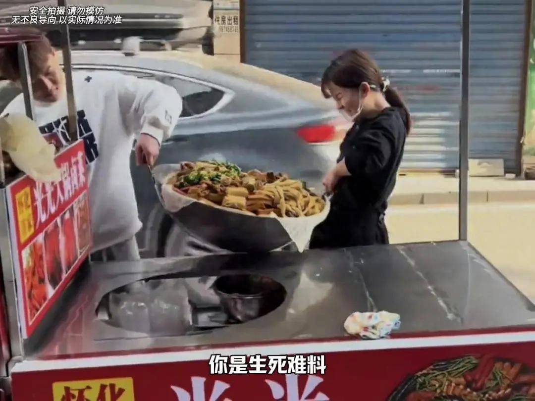 傅的大锅卤菜你以为他摆摊月入百万是靠卖卤菜？pg电子模拟器试玩人民日报点名曝光安徽某师(图3)