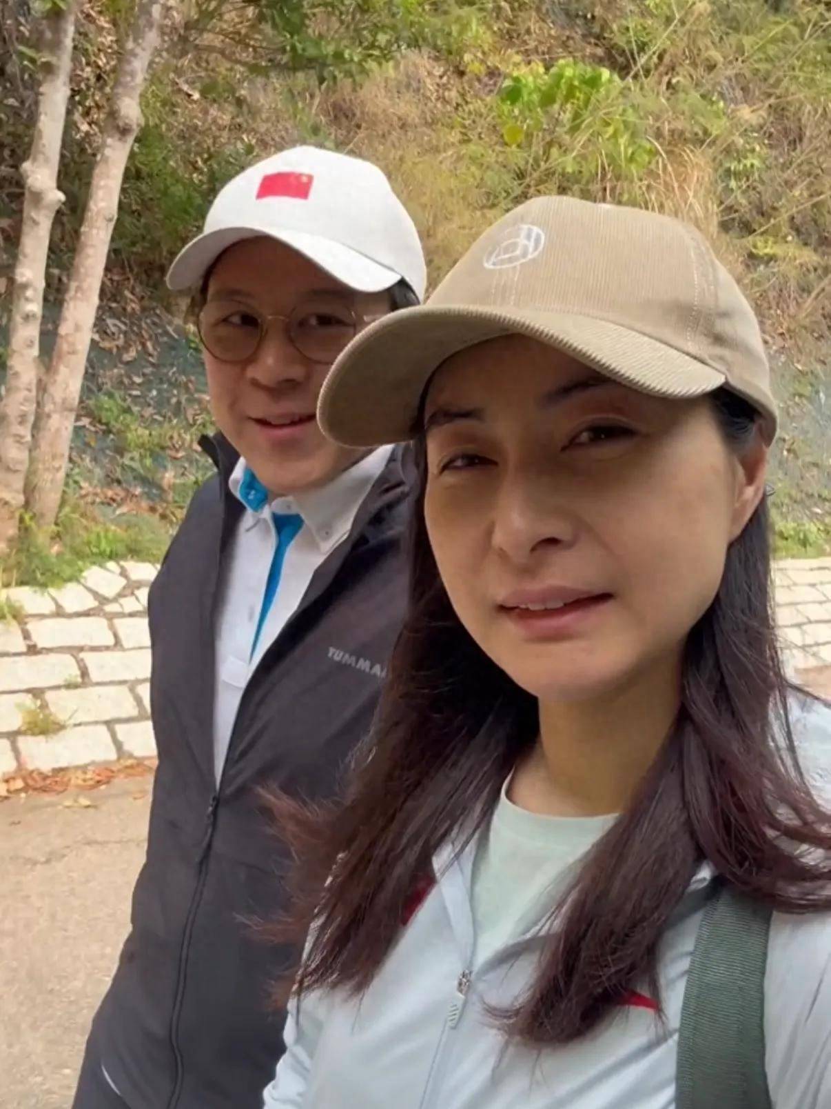 原创郭晶晶霍启刚清明甜蜜爬山，6岁女儿掌镜，晶晶素颜状态惊艳！