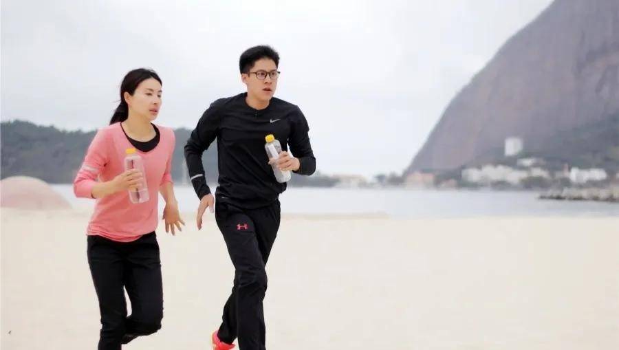 原创郭晶晶霍启刚清明带两女儿爬山，素颜也好美，女儿们颜值好高
