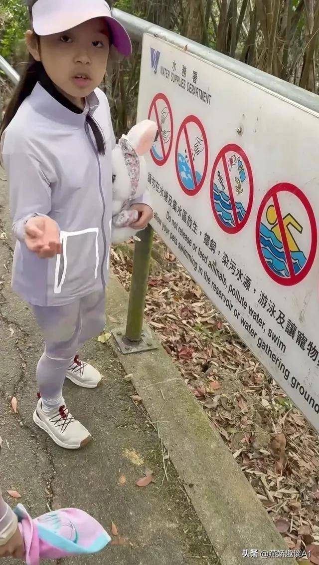 原创惊呆了！郭晶晶素颜带娃爬山被偶遇！颜值开挂竟撞脸奶奶