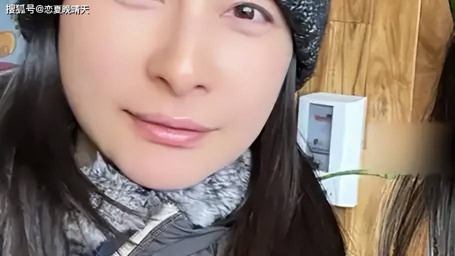 原创全红婵坐郭晶晶怀里合影笑开花