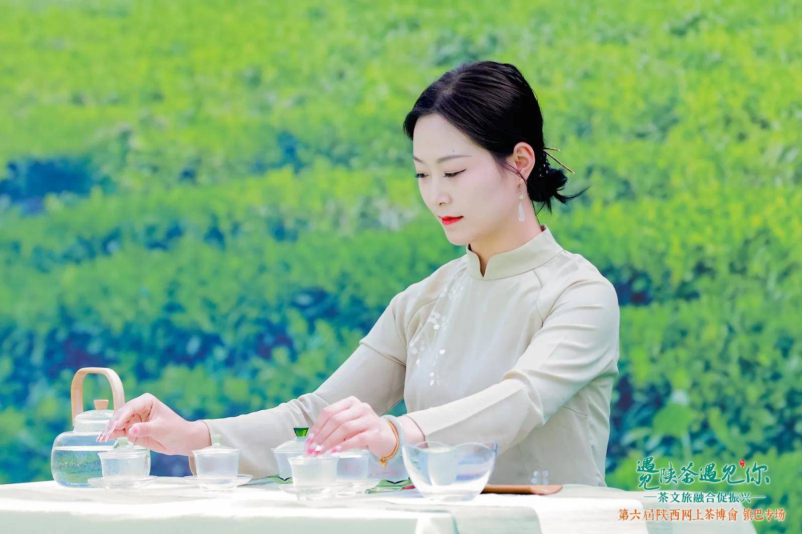 手摘春意茶香飘第六届陕西网上茶博会镇巴专场活动盛大启幕OB电竞APP(图2)