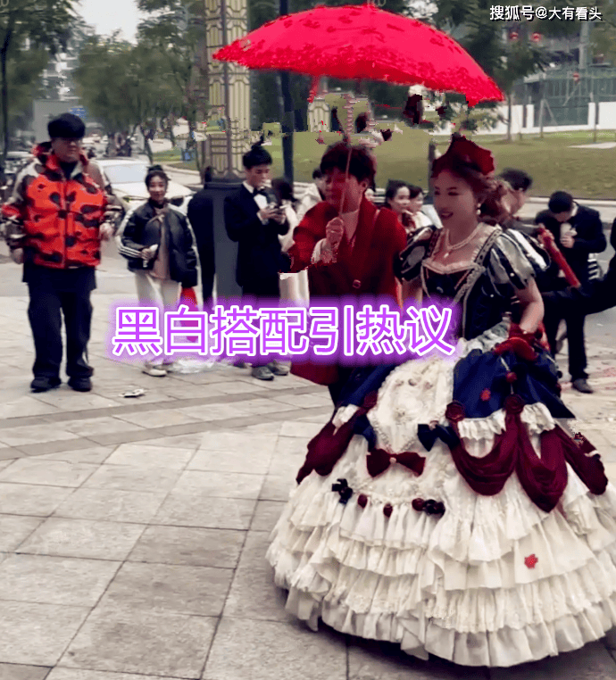 女威客电竞网址子结婚穿lo裙颜色不喜庆网友：洛丽塔一套上万不懂太老土(图2)
