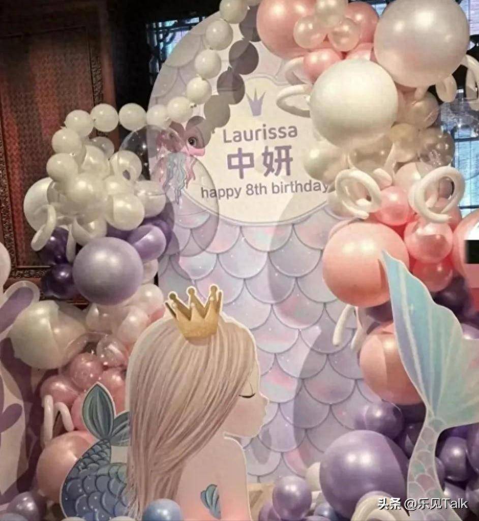 原创霍家背后女人？郭晶晶68岁妈妈生日会一细节，暴露在霍家真实地位