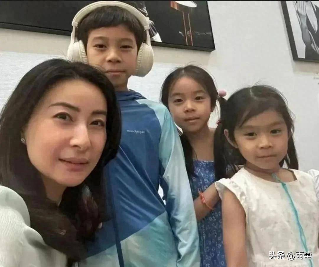 原创霍启刚郭晶晶全家在山西大同为八岁女儿庆生，比妈妈还漂亮