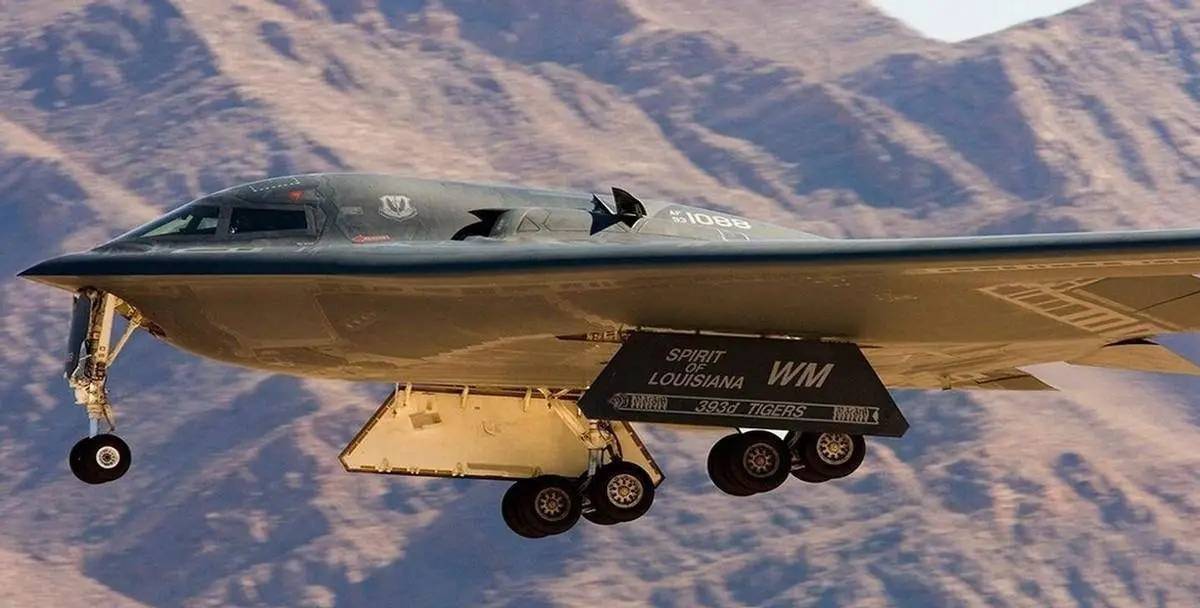 B-2隐轰猛突袭，红海GPS信号就被干扰：导弹扑向美军5万吨补给舰​​