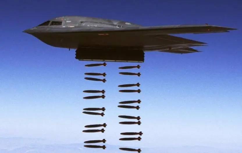 B-2隐轰猛突袭，红海GPS信号就被干扰：导弹扑向美军5万吨补给舰​​