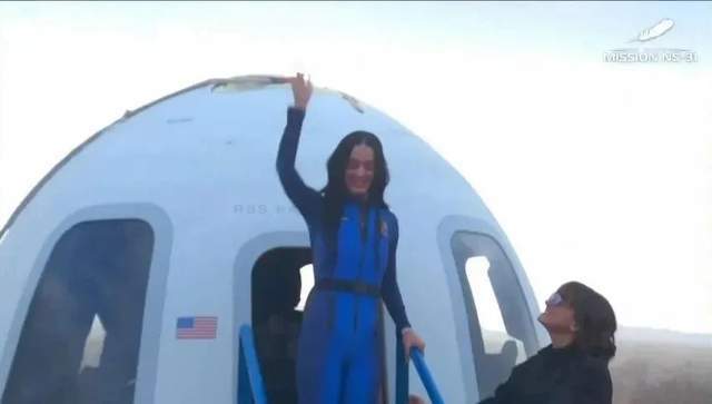 原创             真技不如人？我国航天员出舱被抬走，为什么美航天员却活蹦乱跳？