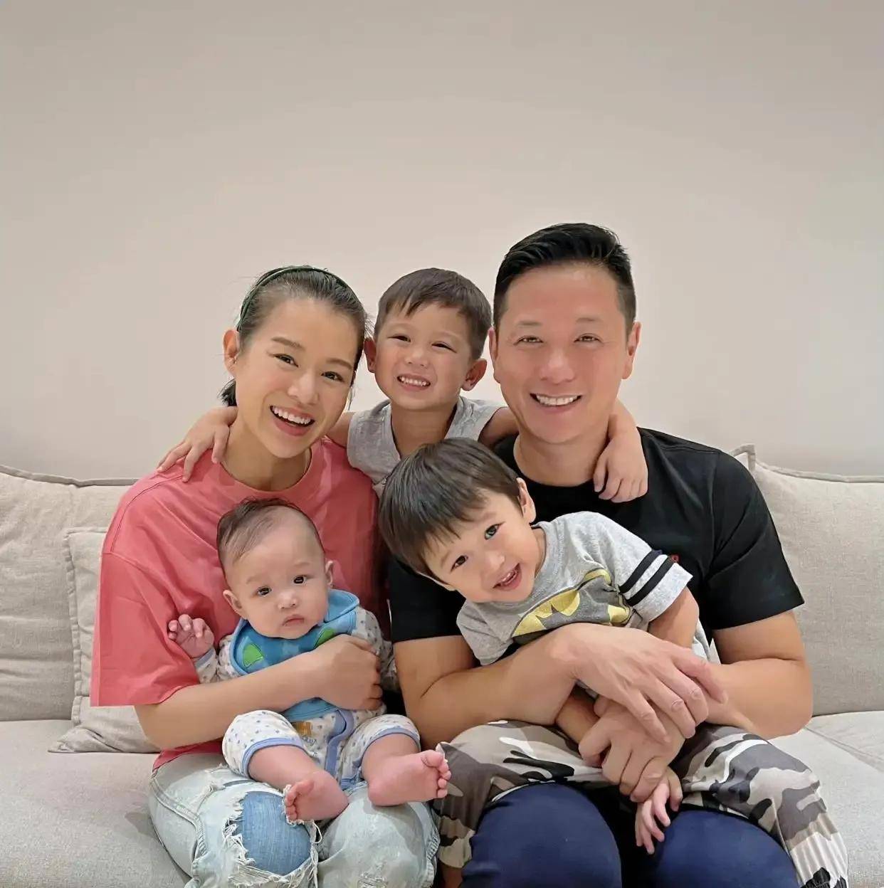 胡杏儿撇下老公，带长子游北京认识历史文化，李奕霆7岁就戴眼镜