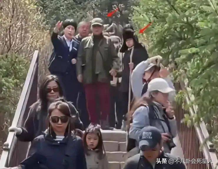 原创看郭晶晶霍启刚一家合照，才明白霍家与豪门的不同之处