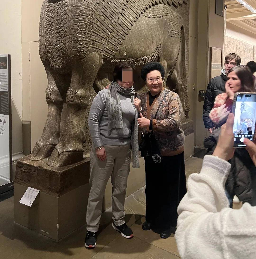伊能静五一带婆婆女儿英国度假，生图素颜脸暗沉，百万护肤没白花
