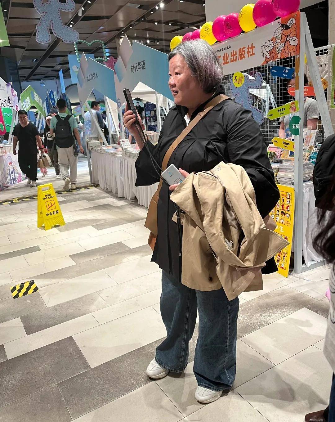 黄磊夫妇机场偶遇洪晃，洪晃一顶俩孙莉，弓腰驼背却不及孙莉高