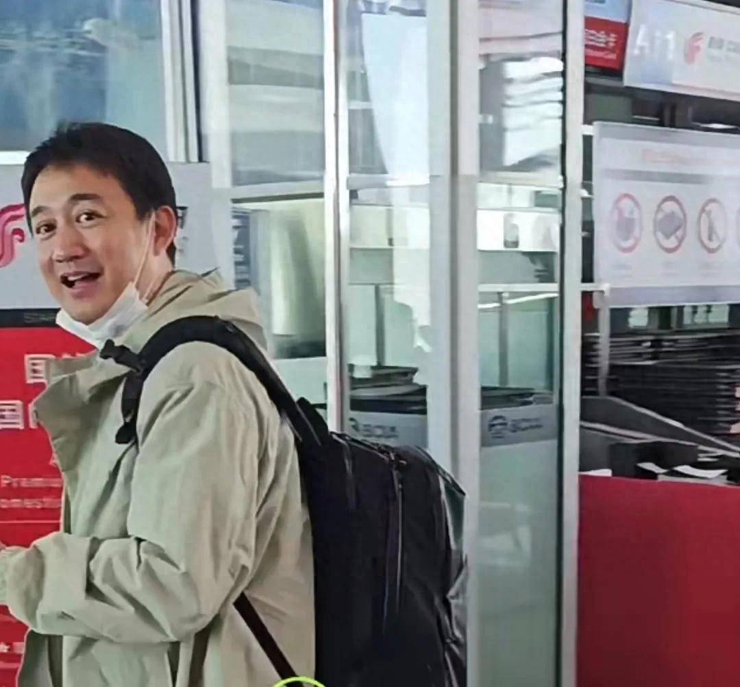 黄磊夫妇机场偶遇洪晃，洪晃一顶俩孙莉，弓腰驼背却不及孙莉高
